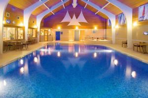 una gran piscina en una habitación de hotel en Round Knott, Sebergham, Nr Caldbeck, en Sebergham