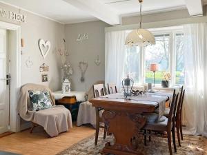 ein Esszimmer mit einem Tisch und Stühlen sowie ein Zimmer mit einem Esszimmer in der Unterkunft Holiday home NYHAMNSLÄGE in Nyhamnsläge