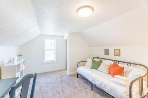 Habitación con cama con almohadas coloridas. en Modern, Charming Bungalow by the Park en Saint Paul