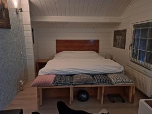 Cama en habitación con marco de madera en Buitenplaats Reestdal, en IJhorst