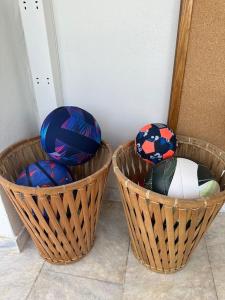 dos cestas con pelotas en el suelo en Caja De Anthea, en Artemida