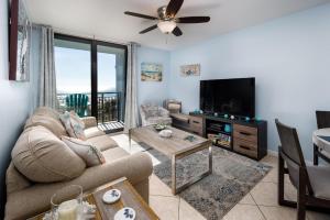 uma sala de estar com um sofá e uma televisão de ecrã plano em Nautilus 2408 Gulf View 2 Bedroom 4th Floor Free Beach Service em Fort Walton Beach