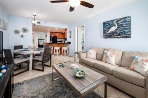 uma sala de estar com um sofá e uma mesa em Nautilus 2408 Gulf View 2 Bedroom 4th Floor Free Beach Service em Fort Walton Beach