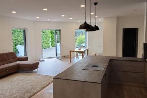eine Küche und ein Wohnzimmer mit einem Sofa und einem Tisch in der Unterkunft Wohnung in Crailsheim/Satteldorf 