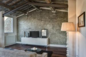 Apartments Florence Beautiful Terrace Serragliにあるテレビまたはエンターテインメントセンター