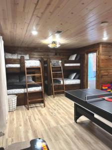 Postel nebo postele na pokoji v ubytování Lofted Pines Fun Family Friendly Cabin