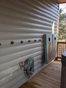 Balkón nebo terasa v ubytování Lofted Pines Fun Family Friendly Cabin