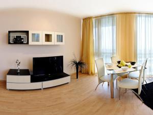 A television and/or entertainment centre at Sea Dream Rental Apartments