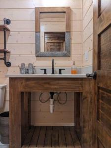 Koupelna v ubytování Lofted Pines Fun Family Friendly Cabin