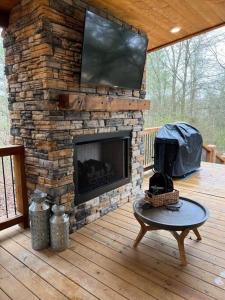 TV a/nebo společenská místnost v ubytování Lofted Pines Fun Family Friendly Cabin