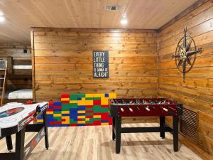 Posezení v ubytování Lofted Pines Fun Family Friendly Cabin