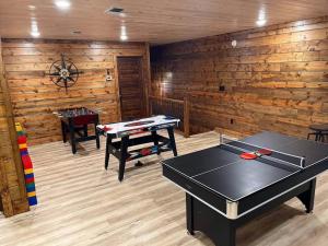 Herní místnost v ubytování Lofted Pines Fun Family Friendly Cabin