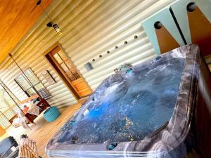 Fotografie z fotogalerie ubytování Lofted Pines Fun Family Friendly Cabin v destinaci Broken Bow