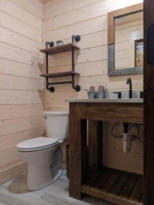 Koupelna v ubytování Lofted Pines Fun Family Friendly Cabin