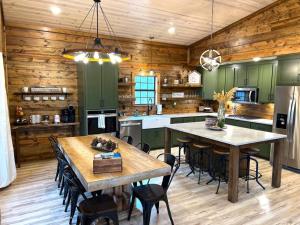 Kuchyň nebo kuchyňský kout v ubytování Lofted Pines Fun Family Friendly Cabin