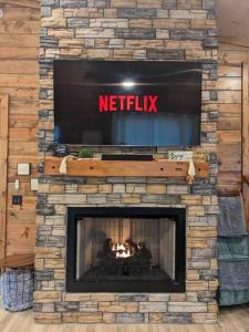 TV a/nebo společenská místnost v ubytování Lofted Pines Fun Family Friendly Cabin