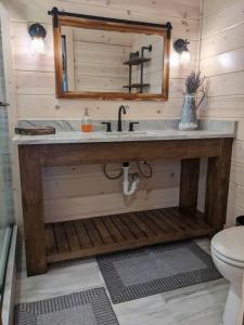 Koupelna v ubytování Lofted Pines Fun Family Friendly Cabin