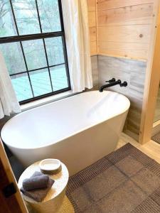 Koupelna v ubytování Lofted Pines Fun Family Friendly Cabin