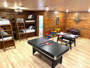 Fotografie z fotogalerie ubytování Lofted Pines Fun Family Friendly Cabin v destinaci Broken Bow