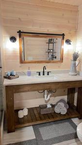 Koupelna v ubytování Lofted Pines Fun Family Friendly Cabin