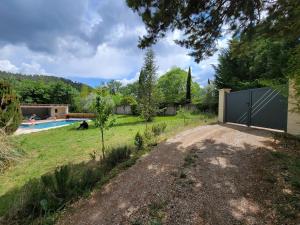 una entrada con una valla junto a la piscina en Villa climatisée piscine, en Cadenet