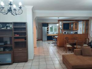sala de estar y cocina con sofá y mesa en Villa Marina, en Liapades