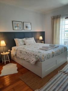 Un dormitorio con una cama grande y una ventana en Casa das Camélias, en Aveiro
