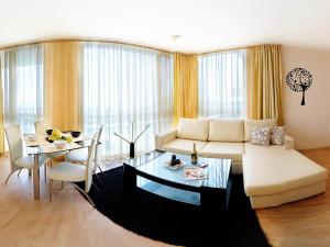uma sala de estar com um sofá e uma mesa em Sea Dream Rental Apartments em Varna City