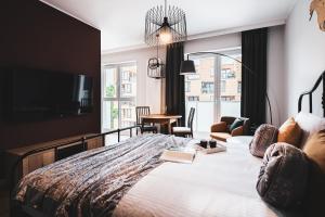 een hotelkamer met een bed en een woonkamer bij Pure Rental Apartments Inżynierska in Wrocław