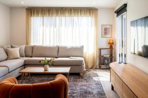 uma sala de estar com um sofá e uma televisão em Sea Eagles Landing by Revelstoke Vacations em Revelstoke