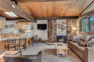 ein Wohnzimmer mit einem Sofa und einem Kamin in der Unterkunft Laurelwood Condominiums 115 in Snowmass Village