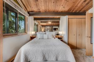 Schlafzimmer mit einem Bett und einem Fenster in der Unterkunft Laurelwood Condominiums 115 in Snowmass Village