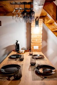 uma mesa de jantar com pratos pretos em Marco’s Studio em Făgăraş