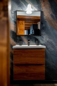 La salle de bains est pourvue d'un lavabo et d'un miroir. dans l'établissement Marco’s Studio, à Făgăraş