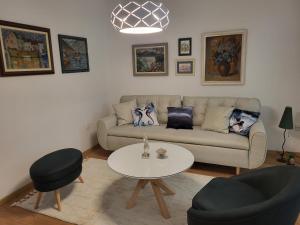 uma sala de estar com um sofá e uma mesa em Holiday home Paula em Radovići