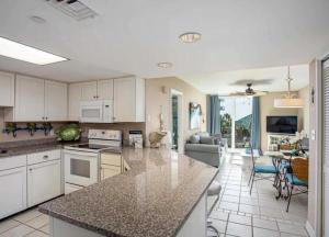 uma cozinha com armários brancos e um grande balcão em Nautilus 2310 Gulf View 2 Bedroom 3rd Floor Free Beach Service em Fort Walton Beach