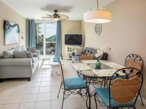 comedor y sala de estar con mesa y sillas en Nautilus 2310 Gulf View 2 Bedroom 3rd Floor Free Beach Service, en Fort Walton Beach