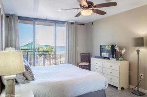 1 dormitorio con cama y vistas al océano en Nautilus 2310 Gulf View 2 Bedroom 3rd Floor Free Beach Service, en Fort Walton Beach