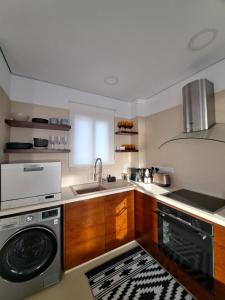 una cocina con fregadero y lavadora en Nireas Villa, en Pafos