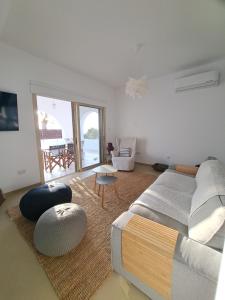 un soggiorno con un grande letto e un divano di Nireas Villa a Paphos