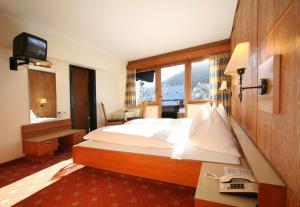 TV a/nebo společenská místnost v ubytování Hotel Tiroler Adler - bed and breakfast