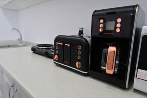 een zwarte broodrooster-oven op een aanrecht bij FLH - Natalia 1 - Turnisor in Sibiu