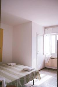 テッラロにあるAlbergo delle Ondineの白い部屋(ベッド1台、窓付)