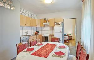 una cocina con una mesa con copas de vino. en Amazing Home In Ivanska With Kitchen, en Ivanska