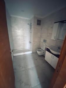 uma casa de banho com um WC, um lavatório e um chuveiro em Pearl of Black Sea(kaşüstü) em Yomra