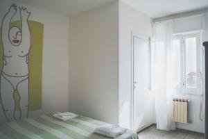 テッラロにあるAlbergo delle Ondineの壁に絵画が描かれたベッド付きの部屋
