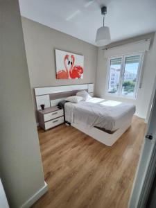 1 dormitorio con cama y ventana grande en Cosy 2BR flat in Nuevo Portil city centre en El Portil