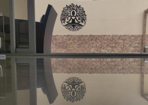 un tavolo di vetro con due piastre su una parete di Diamond Buddha a Melenara