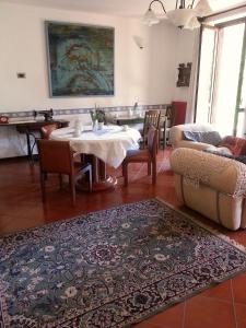 a living room with a table and a couch at Il Nido del Pettirosso in Borgomanero