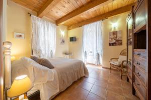ein Schlafzimmer mit einem Bett und einem TV in einem Zimmer in der Unterkunft La Suite del Borgo in Viterbo